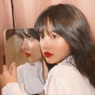 给小酒馆女子喝高杯酒海报